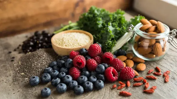 Superfod: Mandorle, frutti di bosco, cavolo riccio e bacche di goji